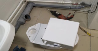 Установка напольного унитаза в Костроме: монтаж под ключ от СантехДомКст от 5152 рублей.